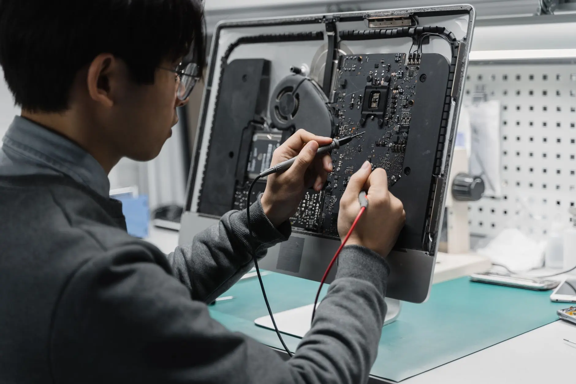 产品包装设计中的色彩心理学应用与品牌标识导视系统解析